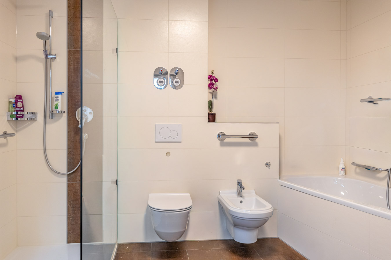 Geschmackvolle Gartenwohnung von 2013 – modern - hell und ideal gelegen