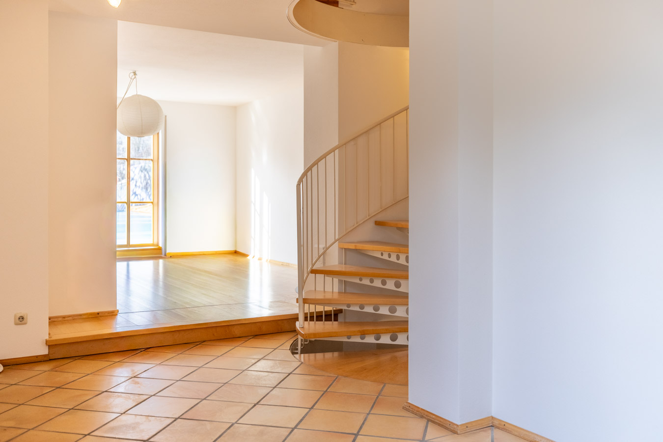 Licht - Holz & Wohngenuss – Charme pur auf drei Etagen mit Schwedenofen und stilvoller Wendeltreppe