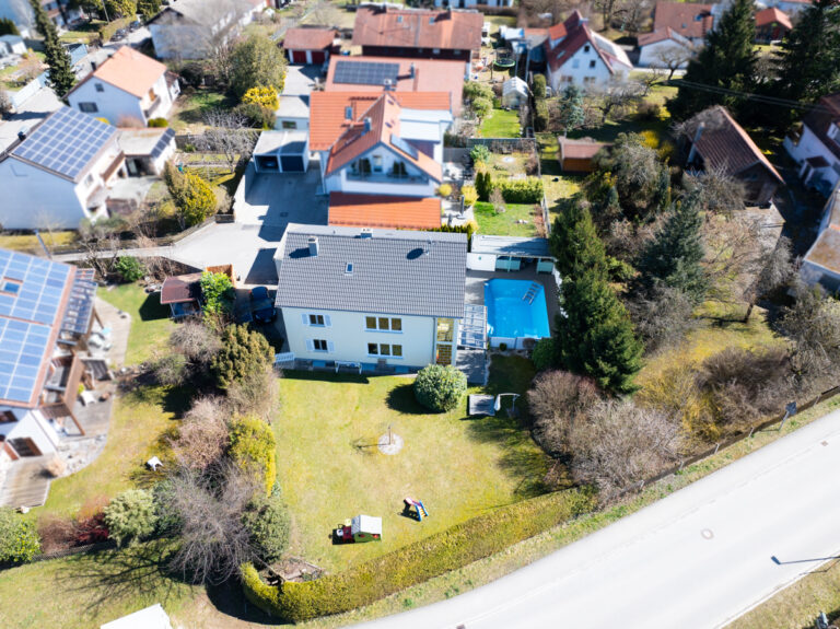 Großzügiges Zweifamilienhaus mit Pool und vielen Extras