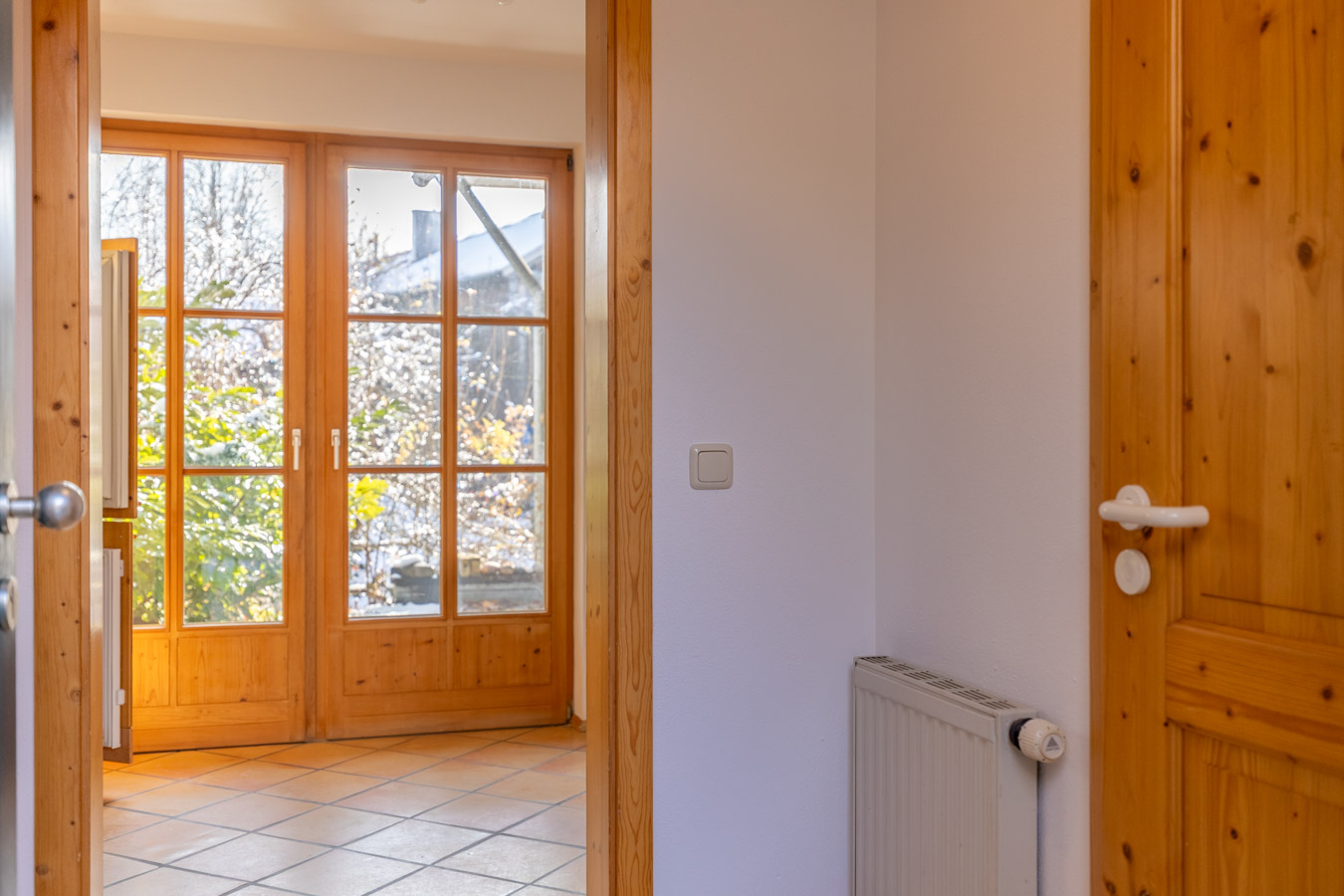 Licht - Holz & Wohngenuss – Charme pur auf drei Etagen mit Schwedenofen und stilvoller Wendeltreppe