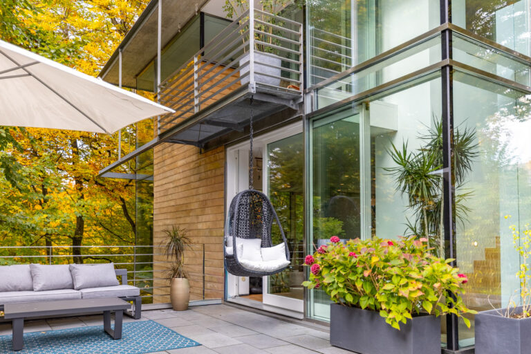 Exklusives Architektenhaus im Grünen – moderne Eleganz trifft auf Komfort und Natur im Einklang.