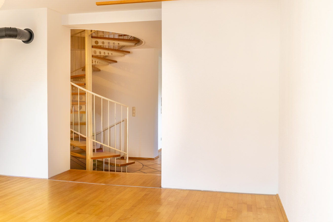 Licht - Holz & Wohngenuss – Charme pur auf drei Etagen mit Schwedenofen und stilvoller Wendeltreppe