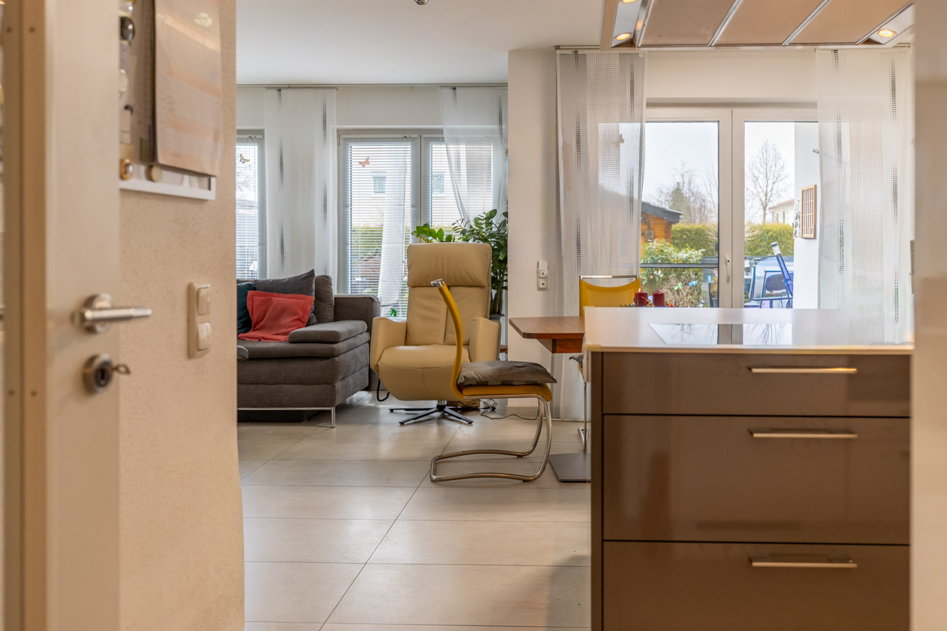 Geschmackvolle Gartenwohnung von 2013 – modern - hell und ideal gelegen