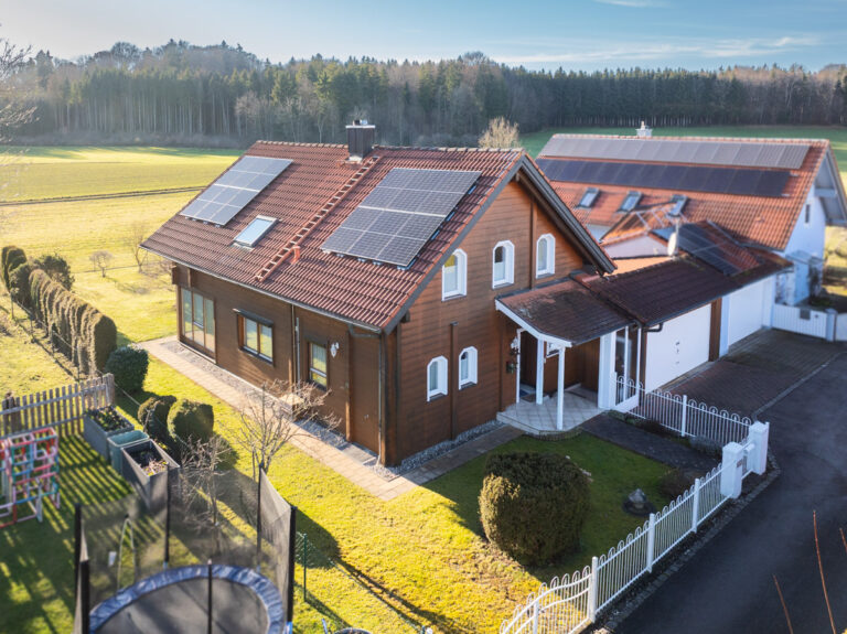 Baubiologisches Blockbohlen-Massivhaus mit neuer PV-Anlage in wunderbarer Ortsrandlage.
