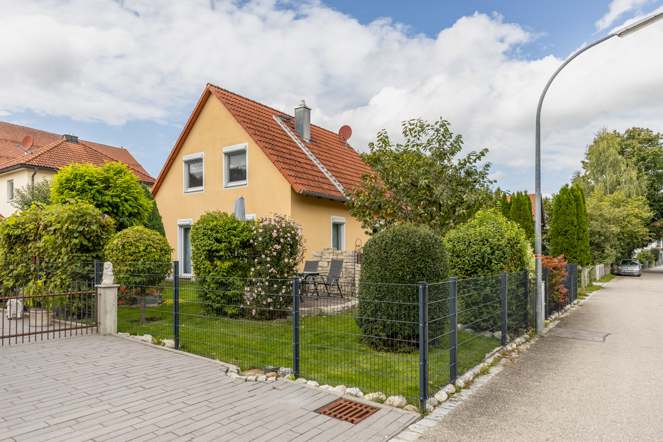 Modernes Familienhaus mit Traumgarten und Blick ins Grüne