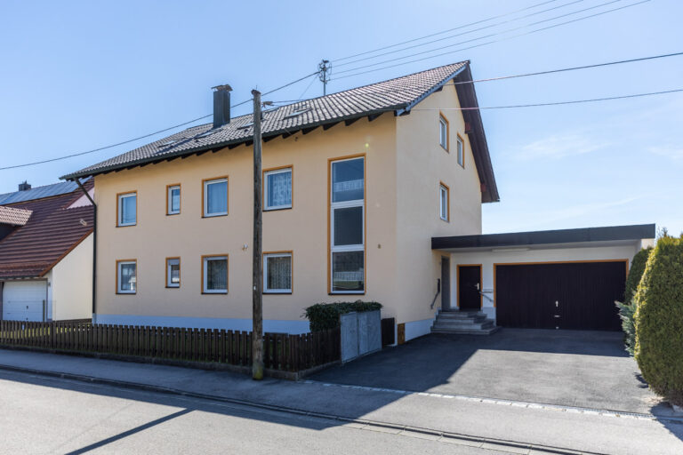 Großzügiges Zweifamilienhaus mit Ausbaureserve auf sonnigem Traumgrundstück in Großaitingen