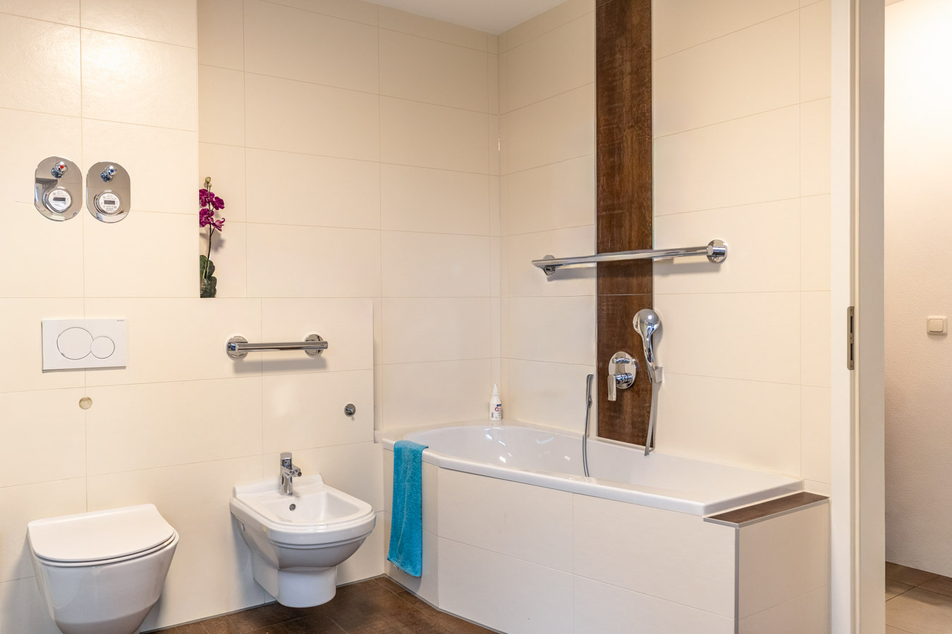 Geschmackvolle Gartenwohnung von 2013 – modern - hell und ideal gelegen