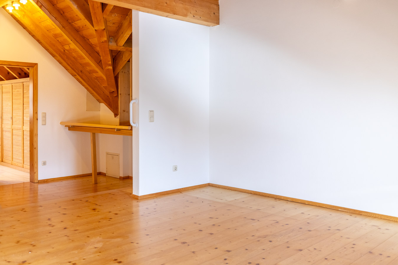 Licht - Holz & Wohngenuss – Charme pur auf drei Etagen mit Schwedenofen und stilvoller Wendeltreppe