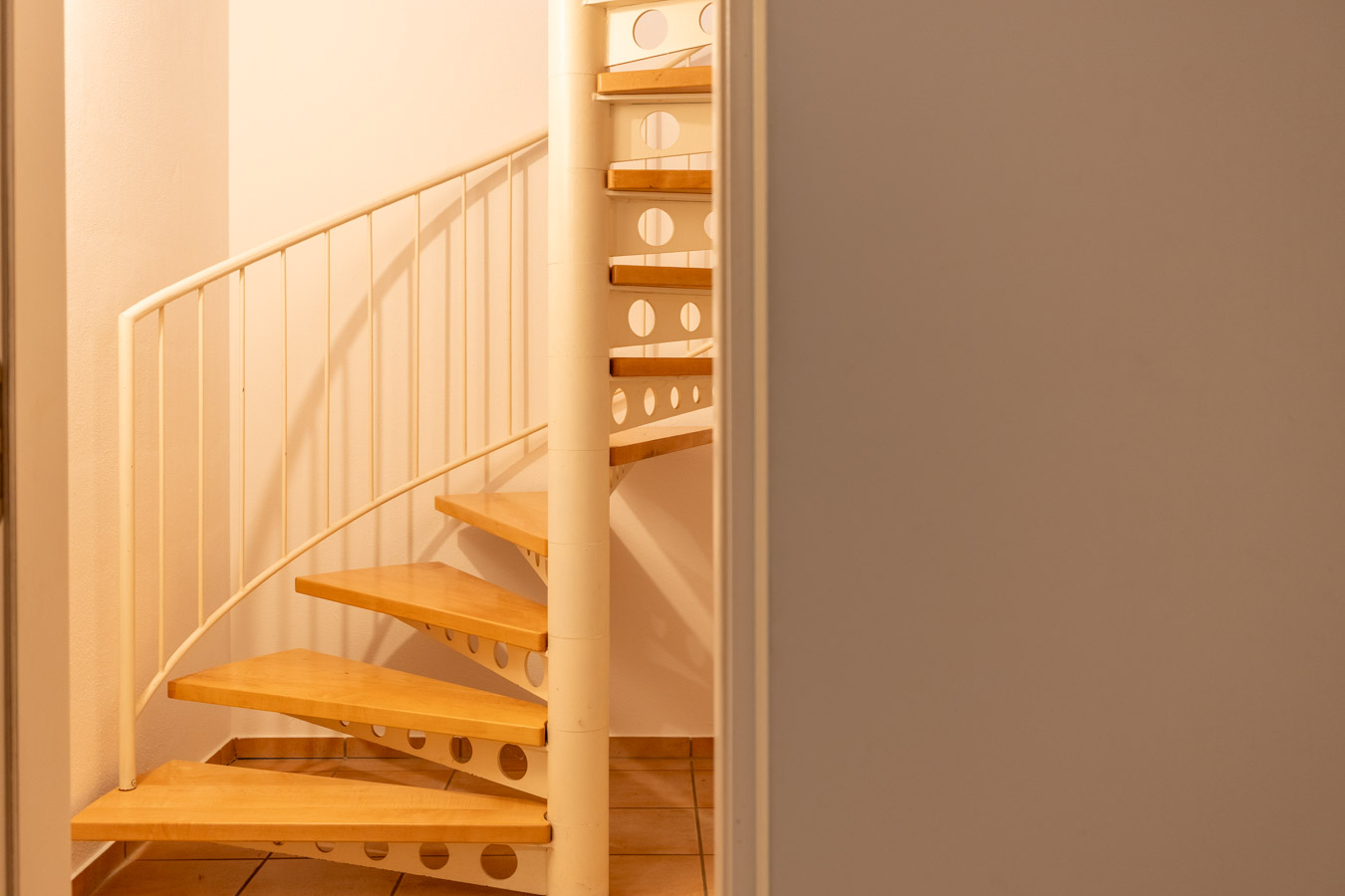 Licht - Holz & Wohngenuss – Charme pur auf drei Etagen mit Schwedenofen und stilvoller Wendeltreppe