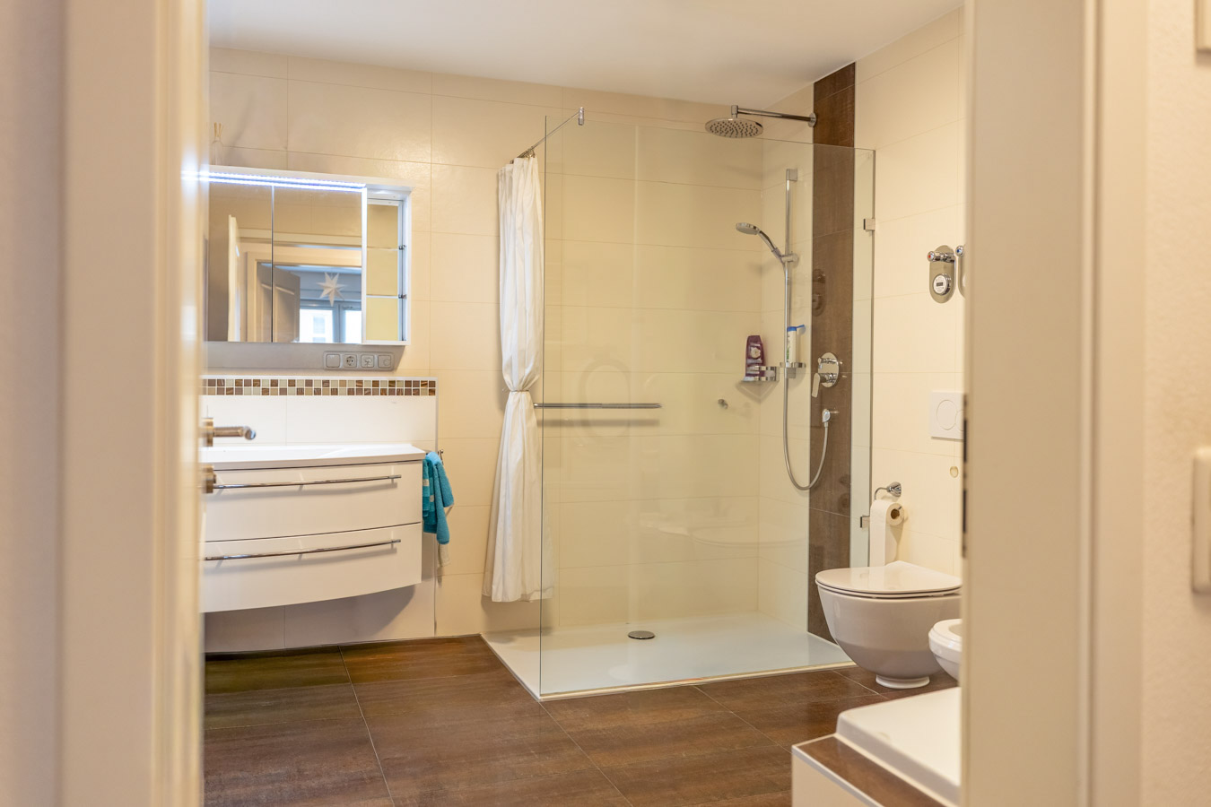 Geschmackvolle Gartenwohnung von 2013 – modern - hell und ideal gelegen