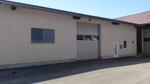 Halle mit Aufenthaltsraum, Starkstrom, Druckluft und Sanitärbereich zu vermieten