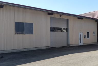 Halle mit Aufenthaltsraum, Starkstrom, Druckluft und Sanitärbereich zu vermieten