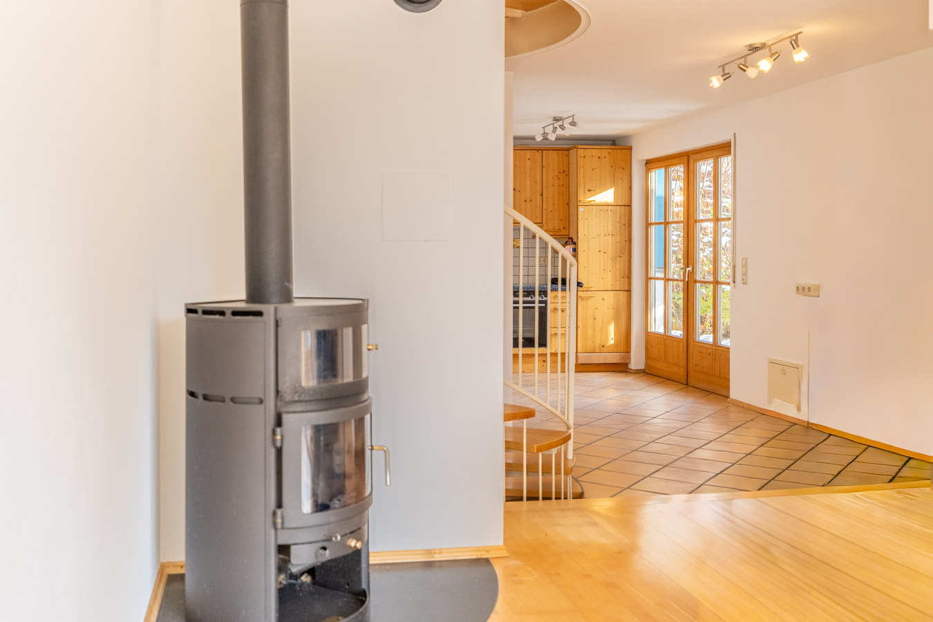 Licht - Holz & Wohngenuss – Charme pur auf drei Etagen mit Schwedenofen und stilvoller Wendeltreppe