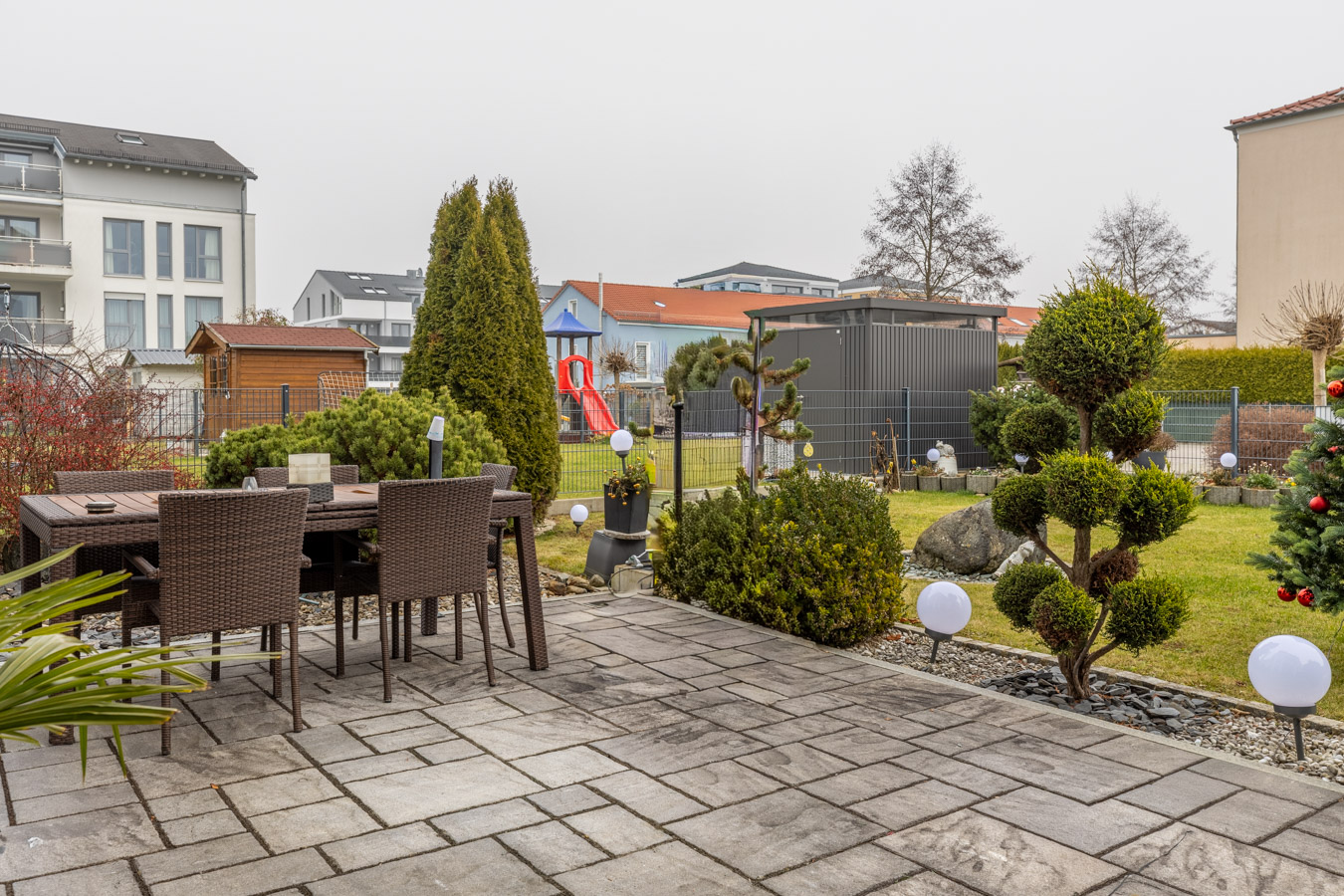 Geschmackvolle Gartenwohnung von 2013 – modern - hell und ideal gelegen