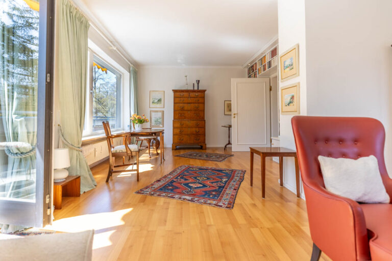 Großzügige Dachterassenwohnung mit 5 Zimmern in TOP Lage! 2 TG-Stellplätze und Aufzug vorhanden.