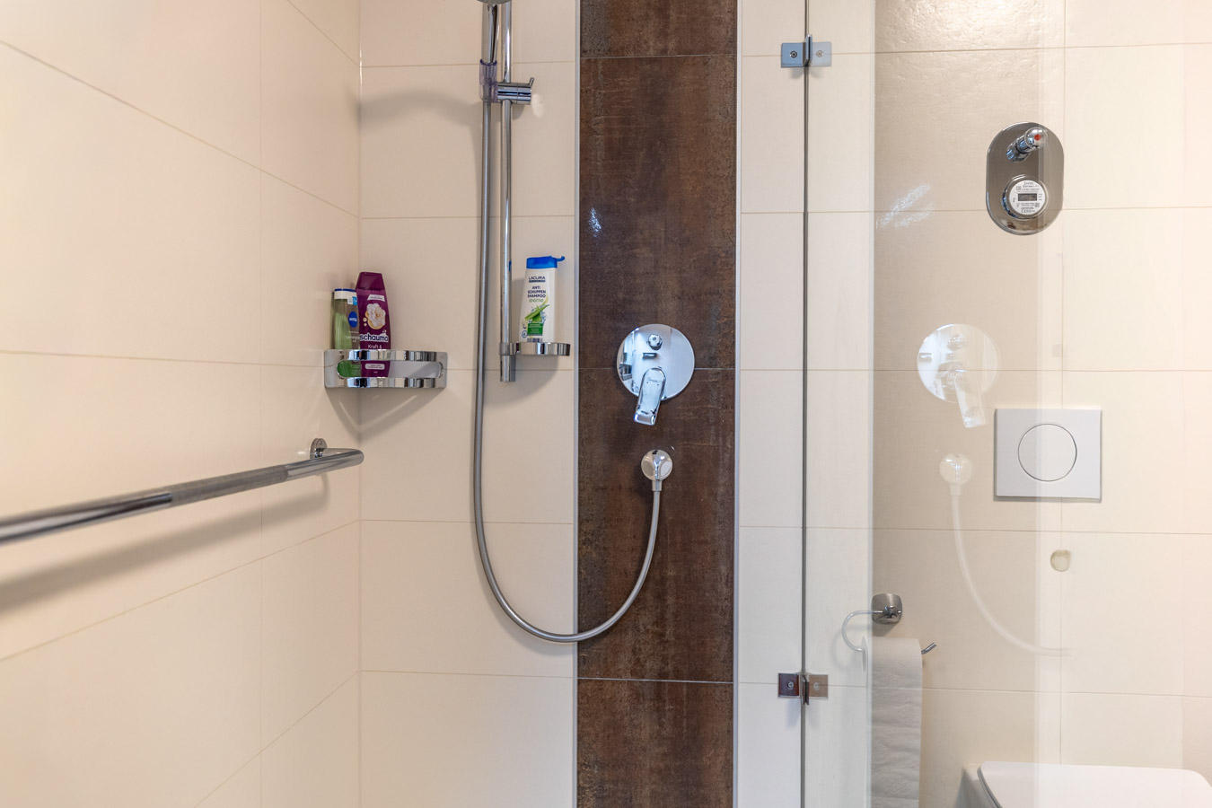 Geschmackvolle Gartenwohnung von 2013 – modern - hell und ideal gelegen