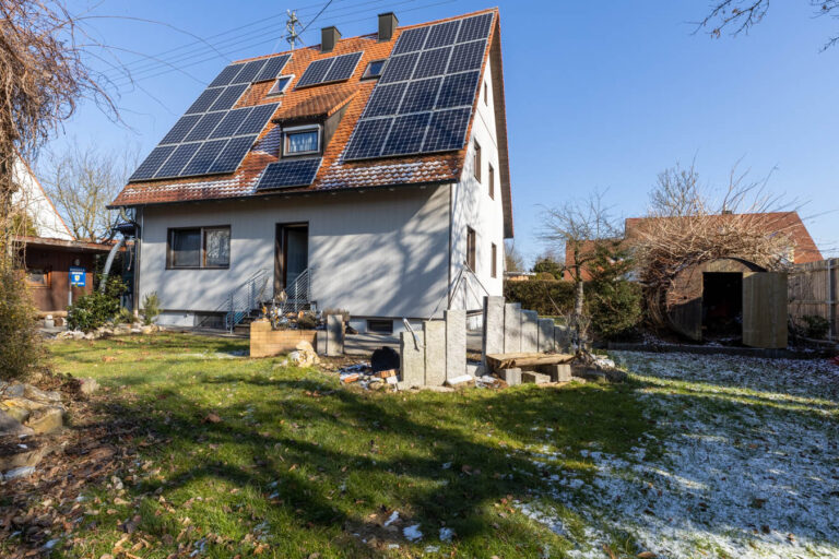 Verkauf mit Nießbrauch – Vielseitiges EFH / 2 FH mit PV-Anlage