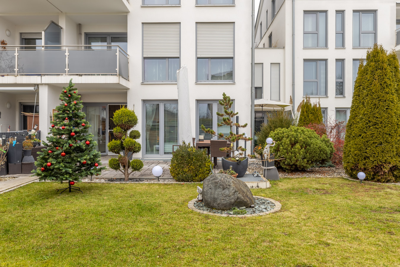 Geschmackvolle Gartenwohnung von 2013 – modern - hell und ideal gelegen