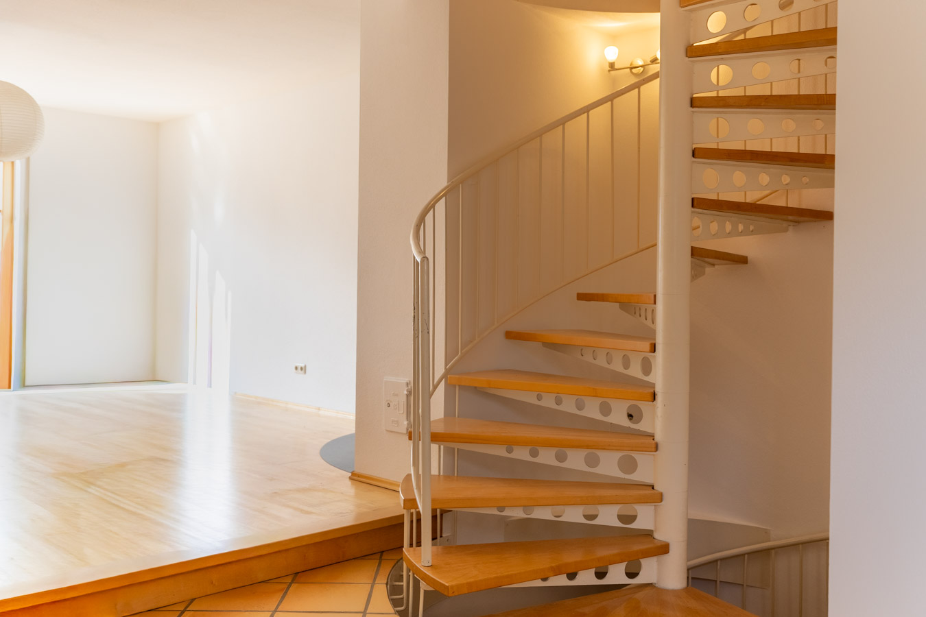 Licht - Holz & Wohngenuss – Charme pur auf drei Etagen mit Schwedenofen und stilvoller Wendeltreppe