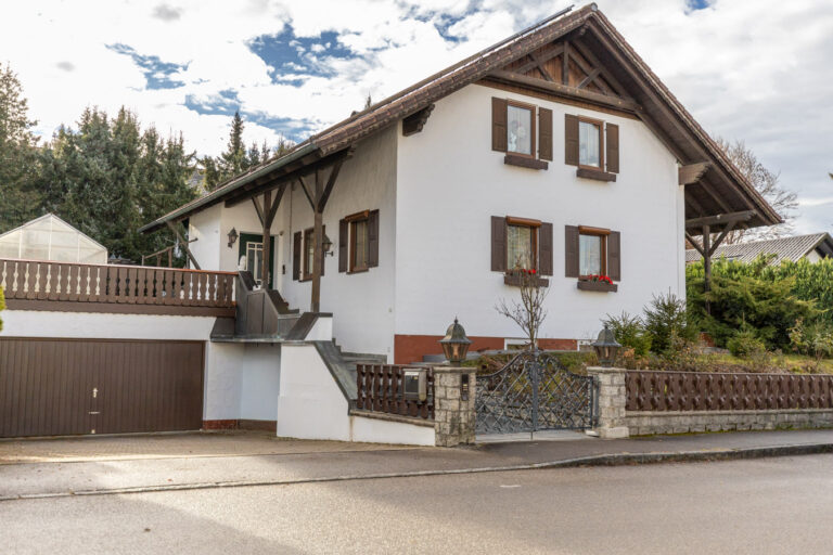 Großzügiges Wohnhaus mit Garten, Wintergarten & PV – ruhig gelegenes Raumwunder