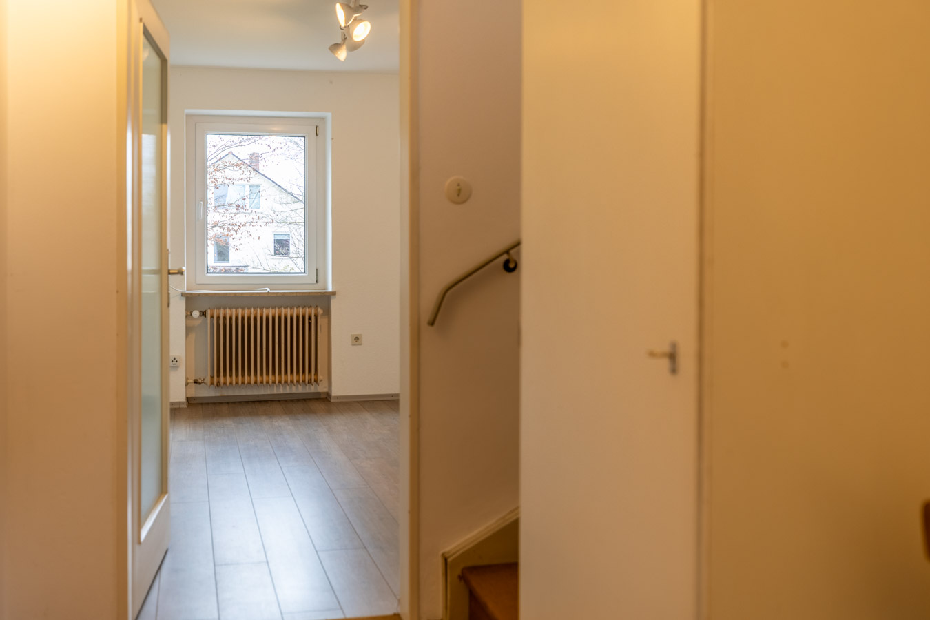 Familienidyll in Bogenhausen: Doppelhaushälfte mit sonnigem Westgarten & Grünblick