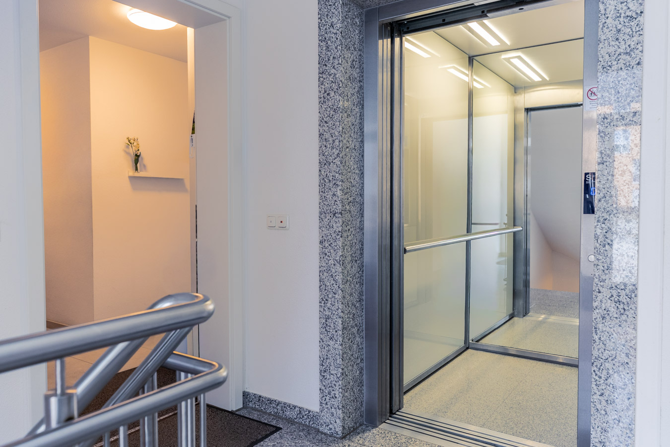 Geschmackvolle Gartenwohnung von 2013 – modern - hell und ideal gelegen