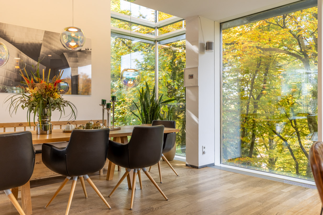 Glas und Lichtspiel vereinen Design und Natur.