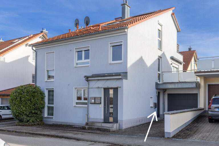 Zauberhafte Maisonette-Gartenwohnung mit XXL-Garage für 2 Autos und eigenem Garten – Baujahr 2007