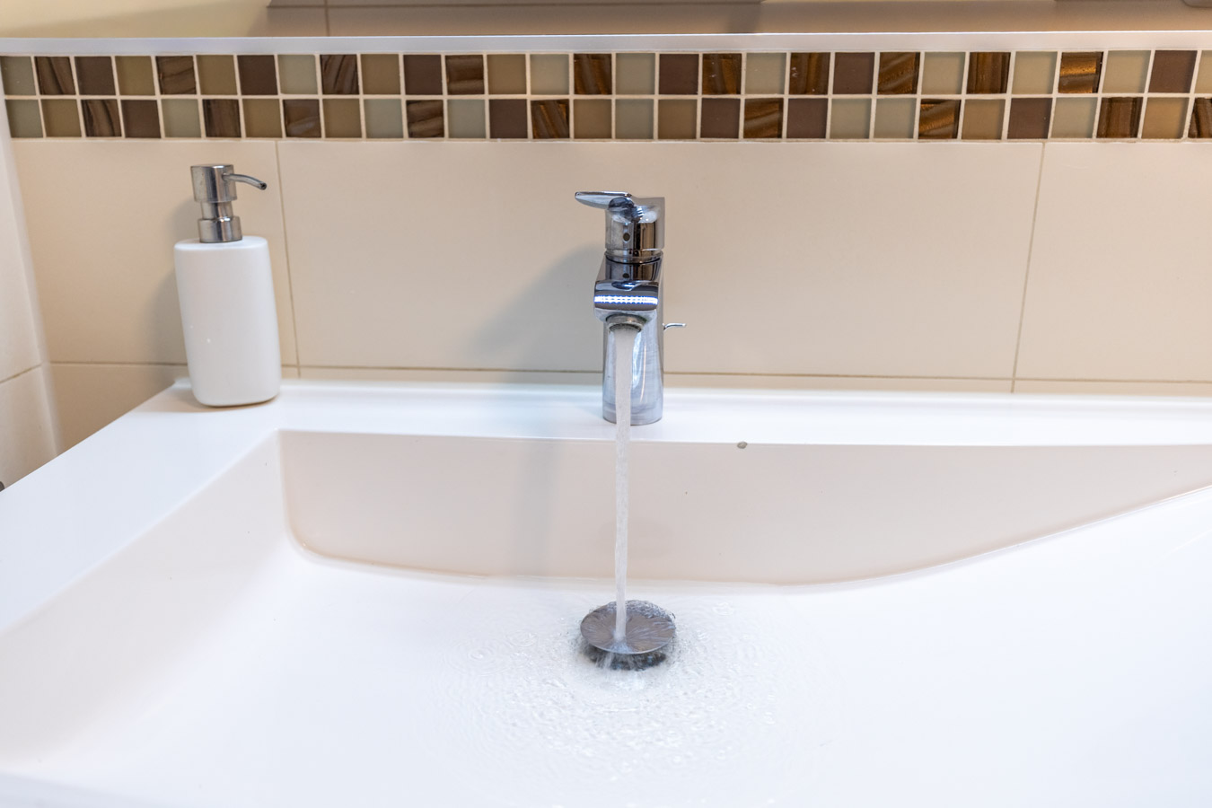 Geschmackvolle Gartenwohnung von 2013 – modern - hell und ideal gelegen