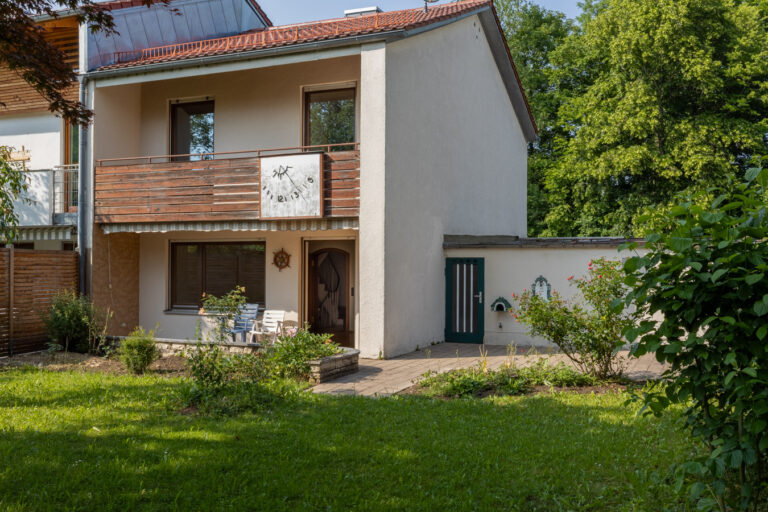 Reiheneckhaus mit großem Grund: Anbauen, Aufstocken oder nur renovieren – Ihre Wahl.