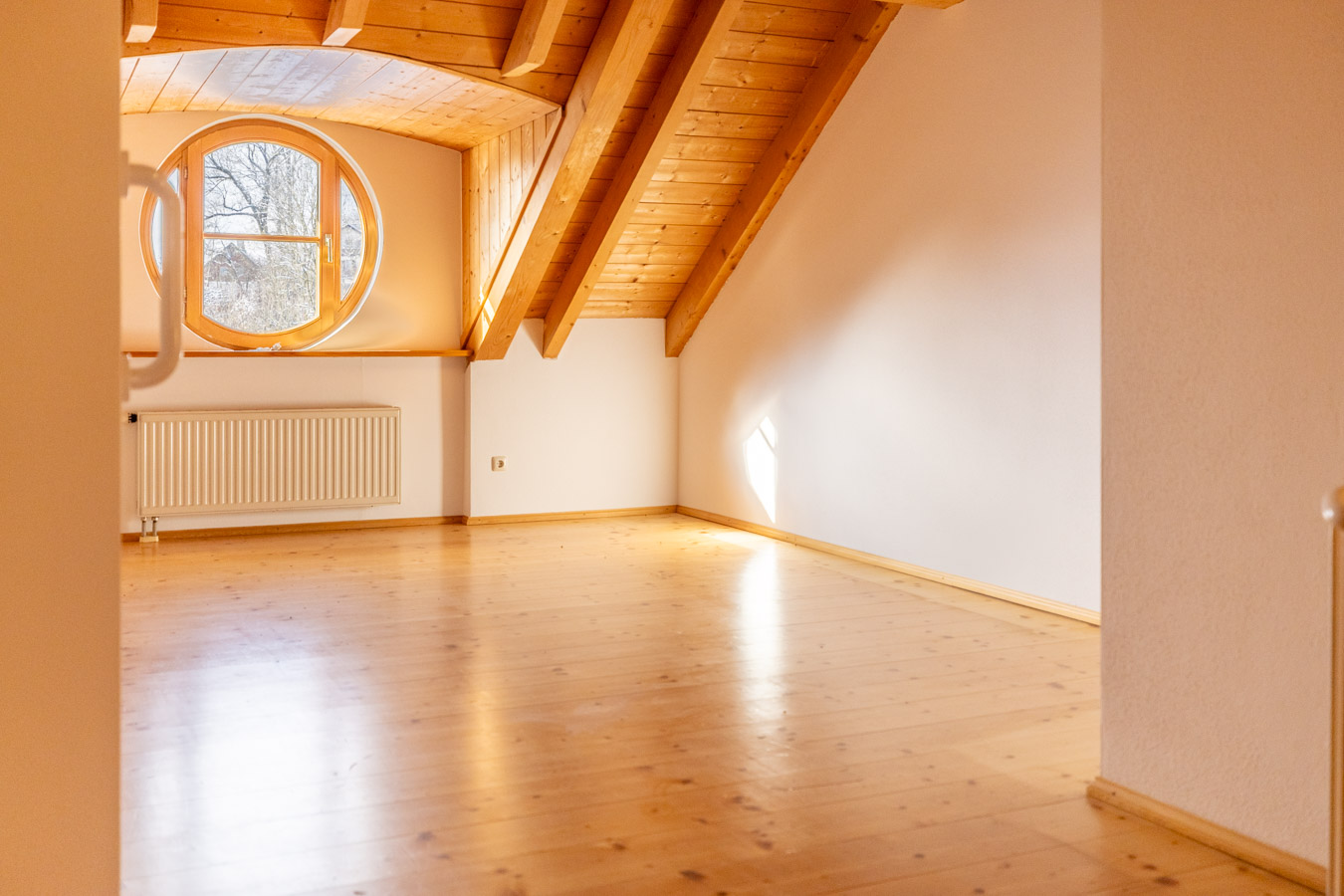 Licht - Holz & Wohngenuss – Charme pur auf drei Etagen mit Schwedenofen und stilvoller Wendeltreppe