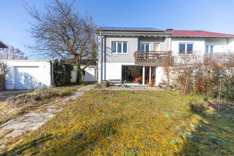 Erbbaurecht: Sonniges, energetisch saniertes Doppelhaus mit sehr großem Garten