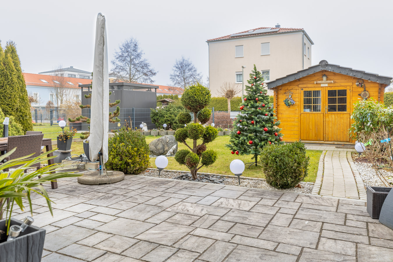 Geschmackvolle Gartenwohnung von 2013 – modern - hell und ideal gelegen
