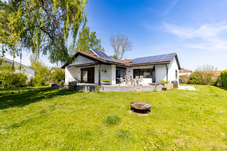 Edles Wohnen im Luxus-Bungalow – mit traumhaft großem Grundstück