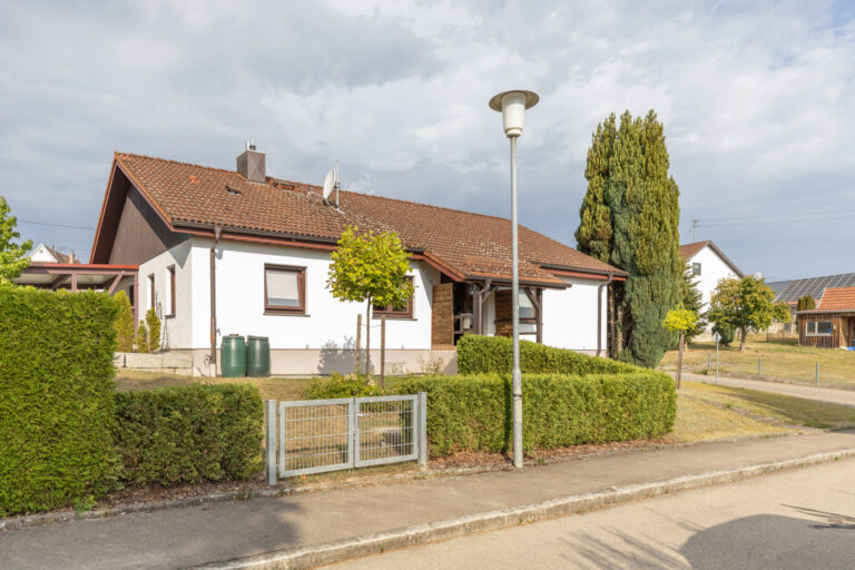 133 m² Wohnkomfort: Einfamilienhaus mit Keller, Doppel-Carport und sonnigem Garten