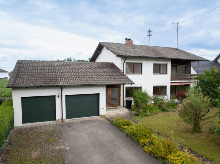 Zweifamilienhaus mit Charme & Potenzial – 197 m² Wohnfläche, Südgarten & Doppelgarage