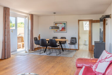 Wohnen mit Charme unter dem Dach – 4-Zimmer-Wohnung mit Westbalkon, Garage und Kaminofenanschluss