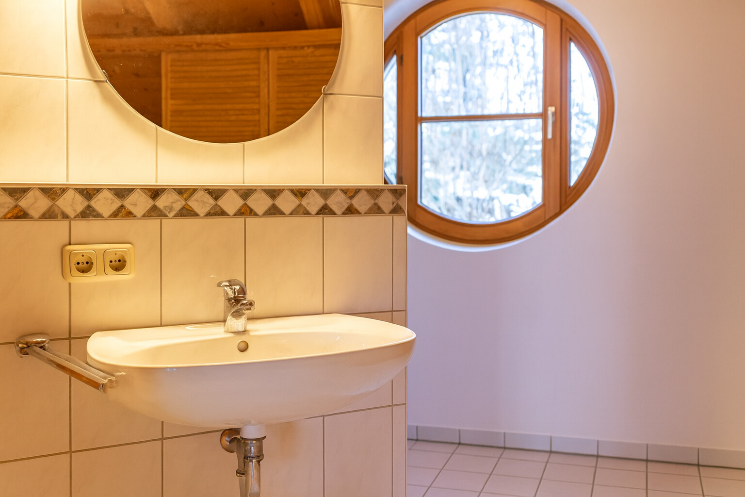 Licht - Holz & Wohngenuss – Charme pur auf drei Etagen mit Schwedenofen und stilvoller Wendeltreppe