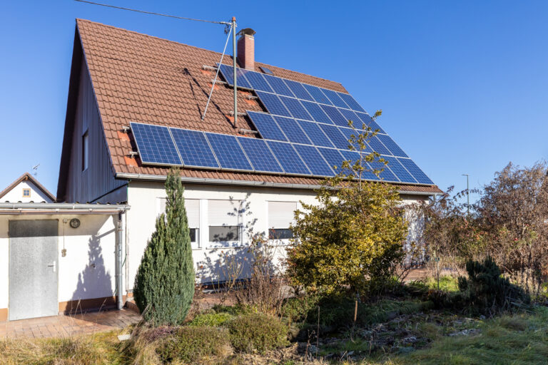 Handwerker-Projekt zur Renovierung (OKAL-Fertighaus mit PV-Anlage und Doppelgarage)