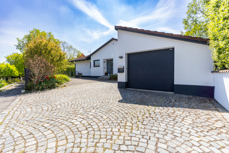 Edles Wohnen im 2018 luxus-Sanierten-Bungalow – mit traumhaft großem Grundstück