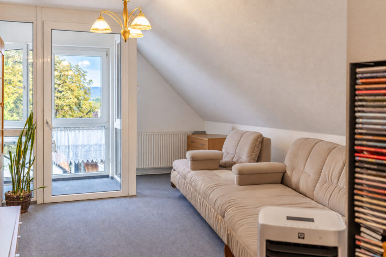 Charmante 2-ZKB-Dachgeschosswohnung – mit Wintergarten, Aufzug und Kellerabteil