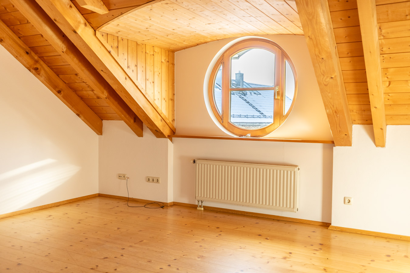 Licht - Holz & Wohngenuss – Charme pur auf drei Etagen mit Schwedenofen und stilvoller Wendeltreppe