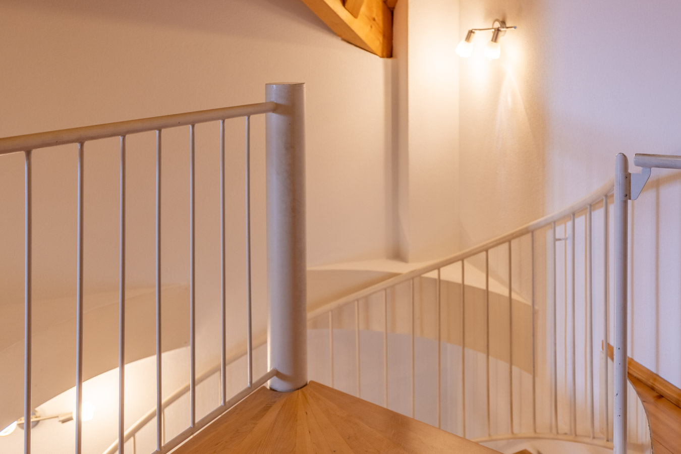 Licht - Holz & Wohngenuss – Charme pur auf drei Etagen mit Schwedenofen und stilvoller Wendeltreppe