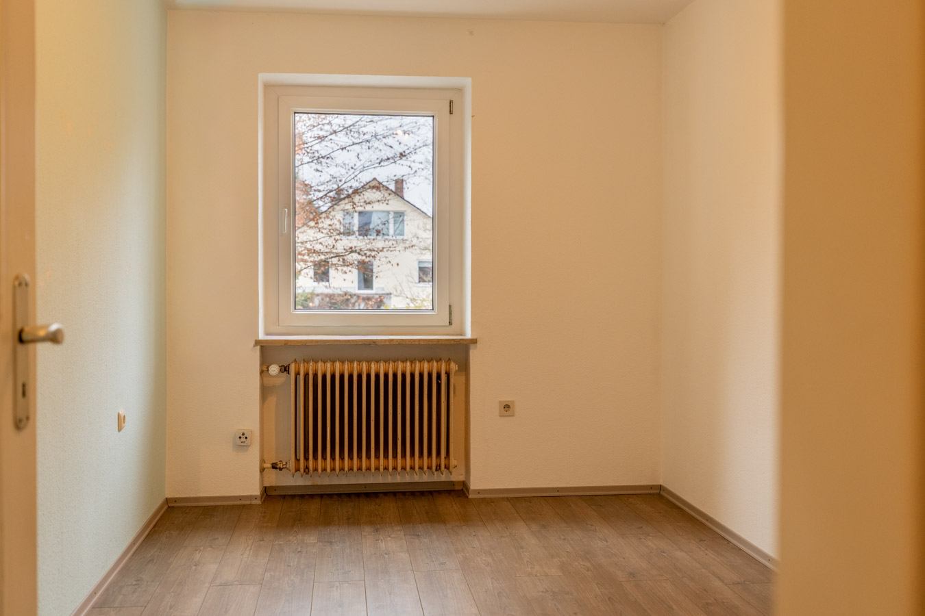 Familienidyll in Bogenhausen: Doppelhaushälfte mit sonnigem Westgarten & Grünblick