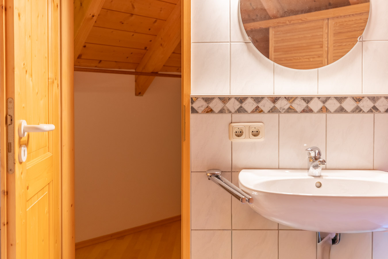 Licht - Holz & Wohngenuss – Charme pur auf drei Etagen mit Schwedenofen und stilvoller Wendeltreppe