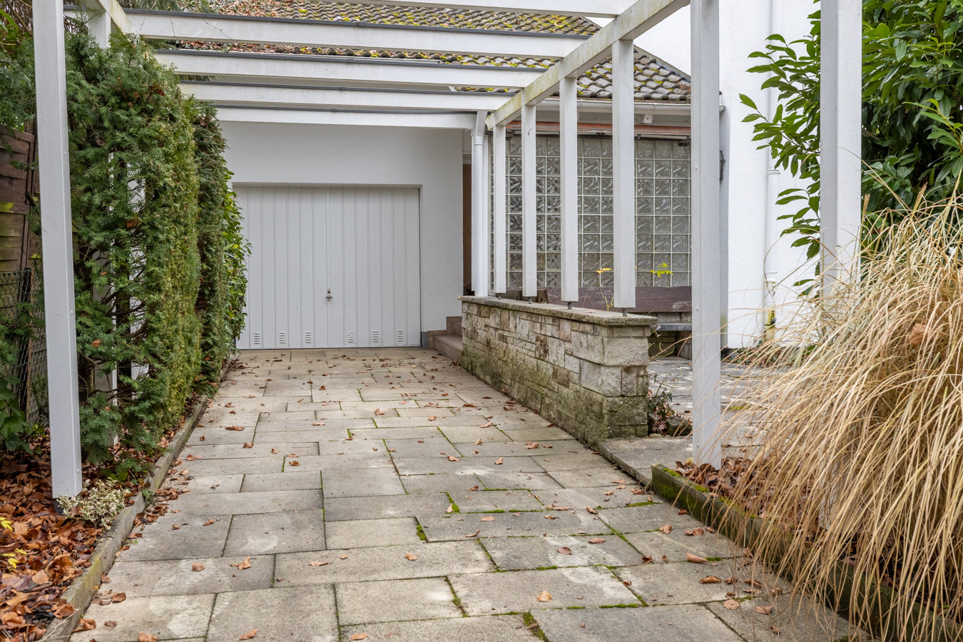 Familienidyll in Bogenhausen: Doppelhaushälfte mit sonnigem Westgarten & Grünblick