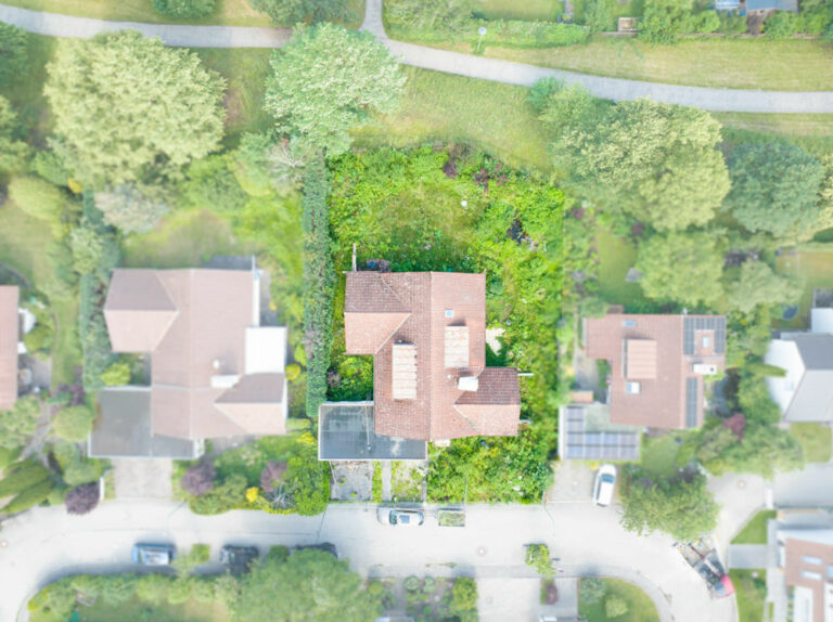 Sehr exklusiv gelegenes Villen- oder EFH-Baugrundstück am Park – mit unbewohntem Altbestand (EFH)