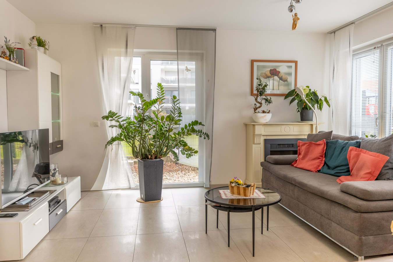 Geschmackvolle Gartenwohnung von 2013 – modern - hell und ideal gelegen