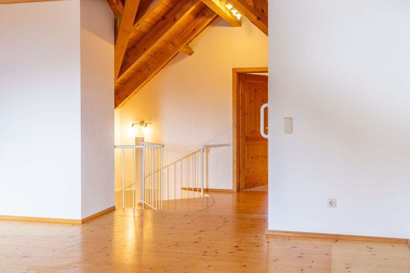 Licht - Holz & Wohngenuss – Charme pur auf drei Etagen mit Schwedenofen und stilvoller Wendeltreppe