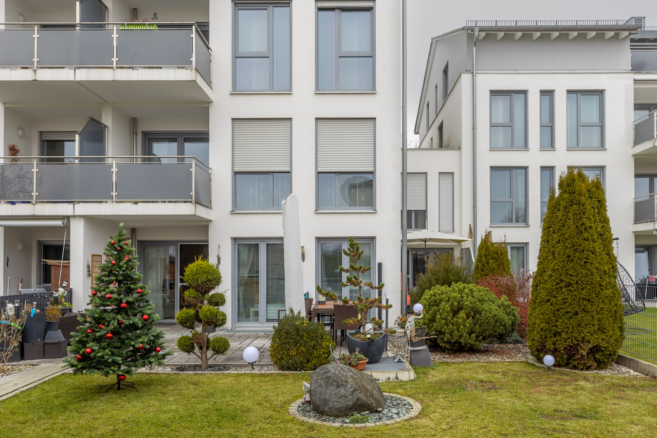 Geschmackvolle Gartenwohnung von 2013 – modern - hell und ideal gelegen